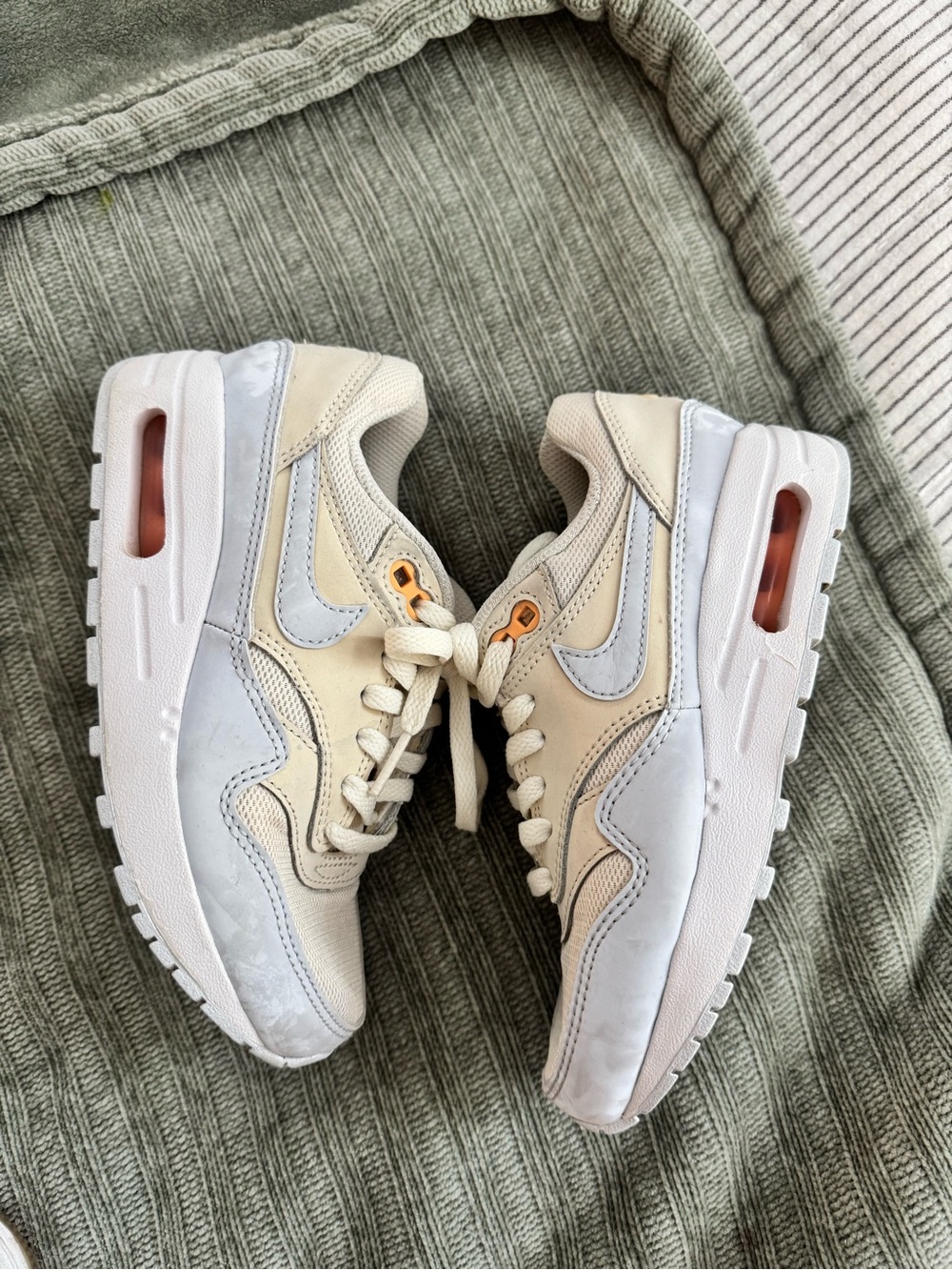 Bundle of 2 pairs girls’ Nike Air Max - Picture 9 of 12